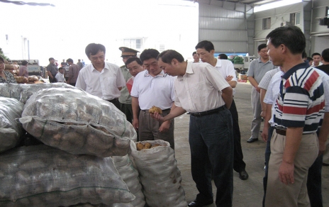 2006年9月嘉興市委書記、市人大主任黃坤明一行蒞臨蔬菜市場視察菜籃子供應(yīng)工作